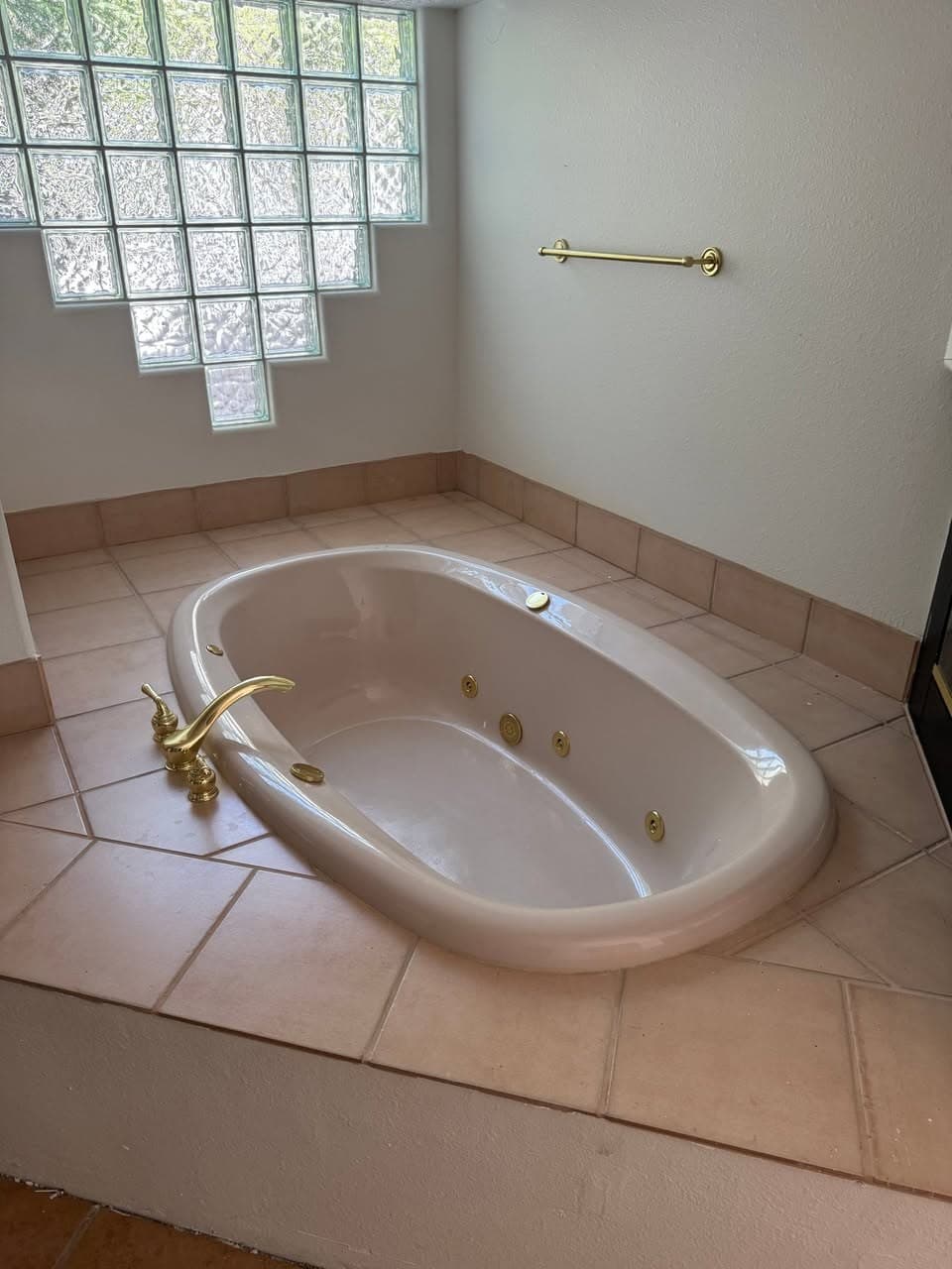 Bathtub before resurfacing